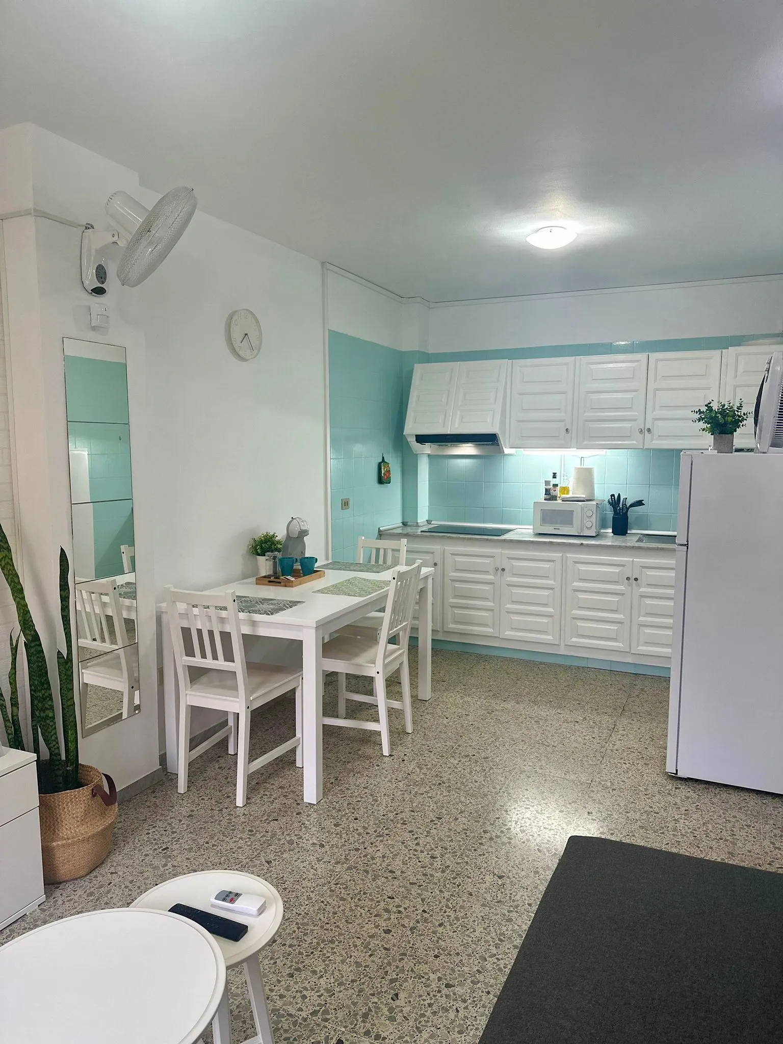 Cocina equipada con zona de comedor