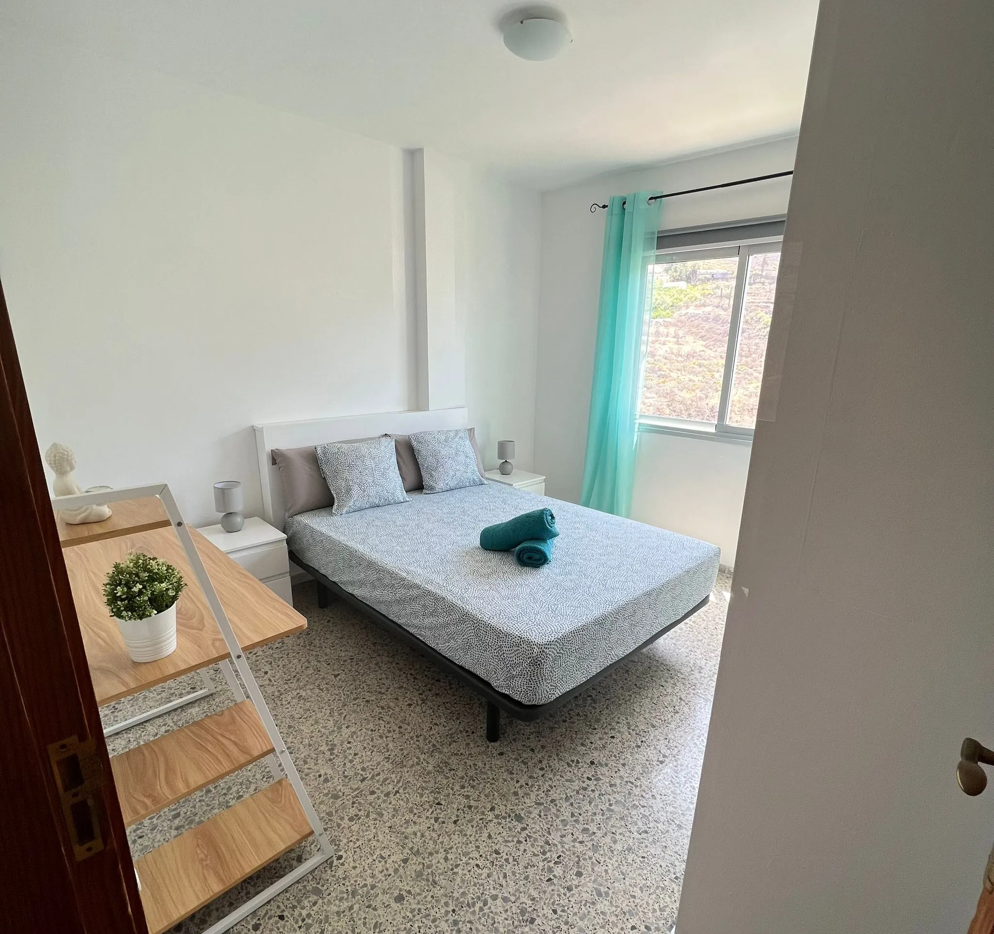 Armario y luz natural en el dormitorio