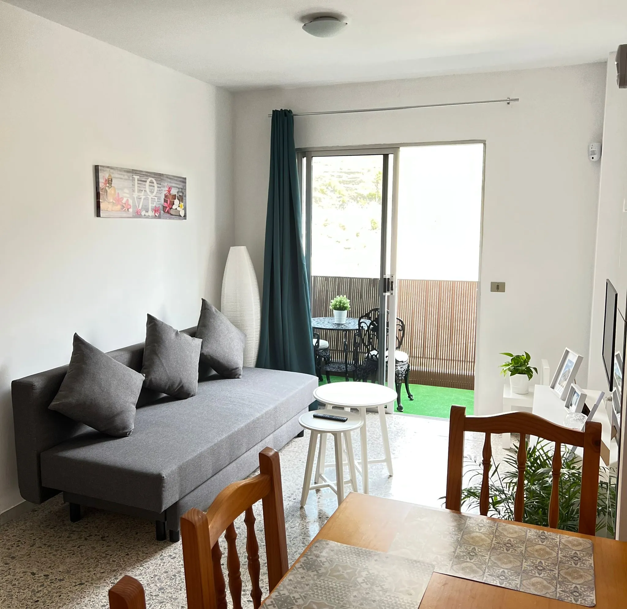 Salón con luz natural y acceso al balcón